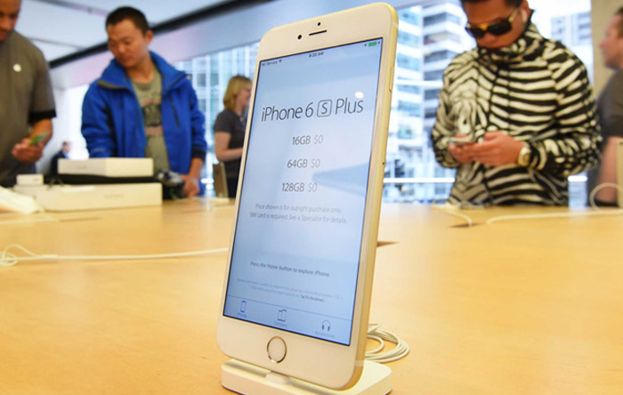 iPhone 6s Plus Gold in Apple Store
