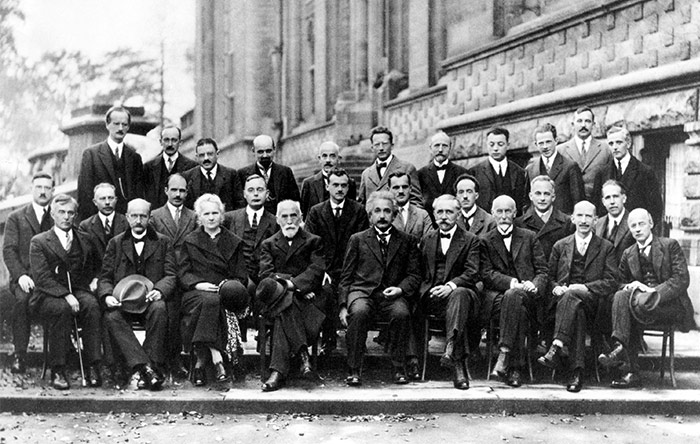 عکس مشهور دست جمعی دانشمندان در کنفرانس سلوی ۱۹۲۷ درباره‌ی نظریه‌ی کوانتم. ۱۷ نفر از این ۲۹ نفر برنده‌ی جایزه‌ی نوبل شدند