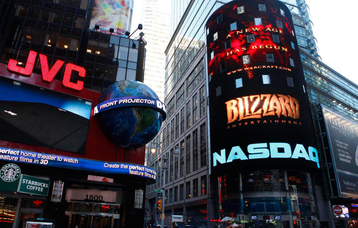 Trailers-for-Blizzard-Entertainment’s-World-of-Warcraft-Cataclysm-and-StarCraft-II-play-outside-the-NASDAQ-Marketsite