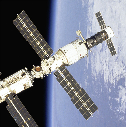 شوروی اولین ایستگاه‌های فضایی را با نام سالیوت به مدار زمین فرستاد.