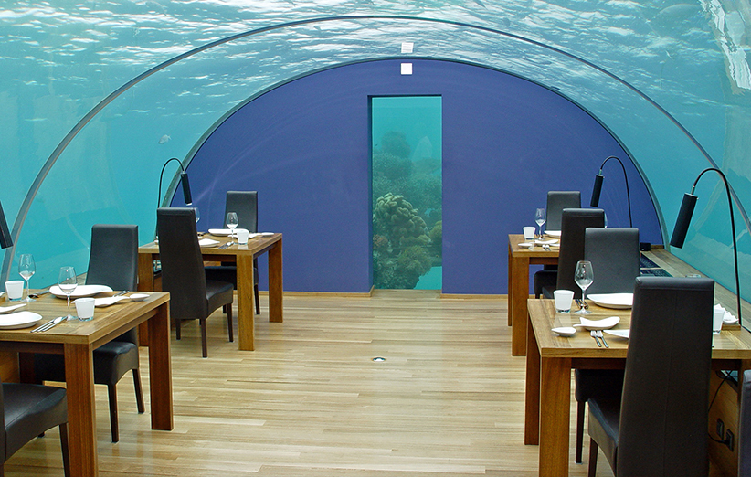 اولین رستوران زیر آبی دنیا که میتواند همه را شگفتزده کند. این رستوران در کشور مالدیو قرار دارد و تابستان امسال هم افتتاح میشود. این رستوران نمایی زیبا از اقیانوس را پیش روی مردم قرار میدهد. 