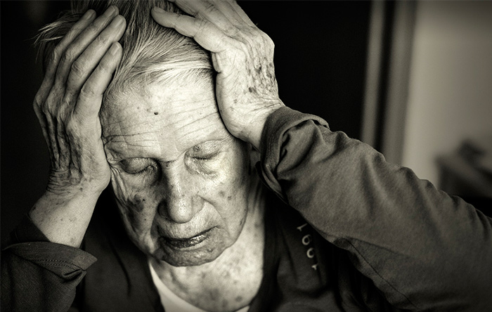 آلزایمر یک بیماری شایع در افراد مسن است که در موارد شدید به فراموشی حاد منجر میشود.